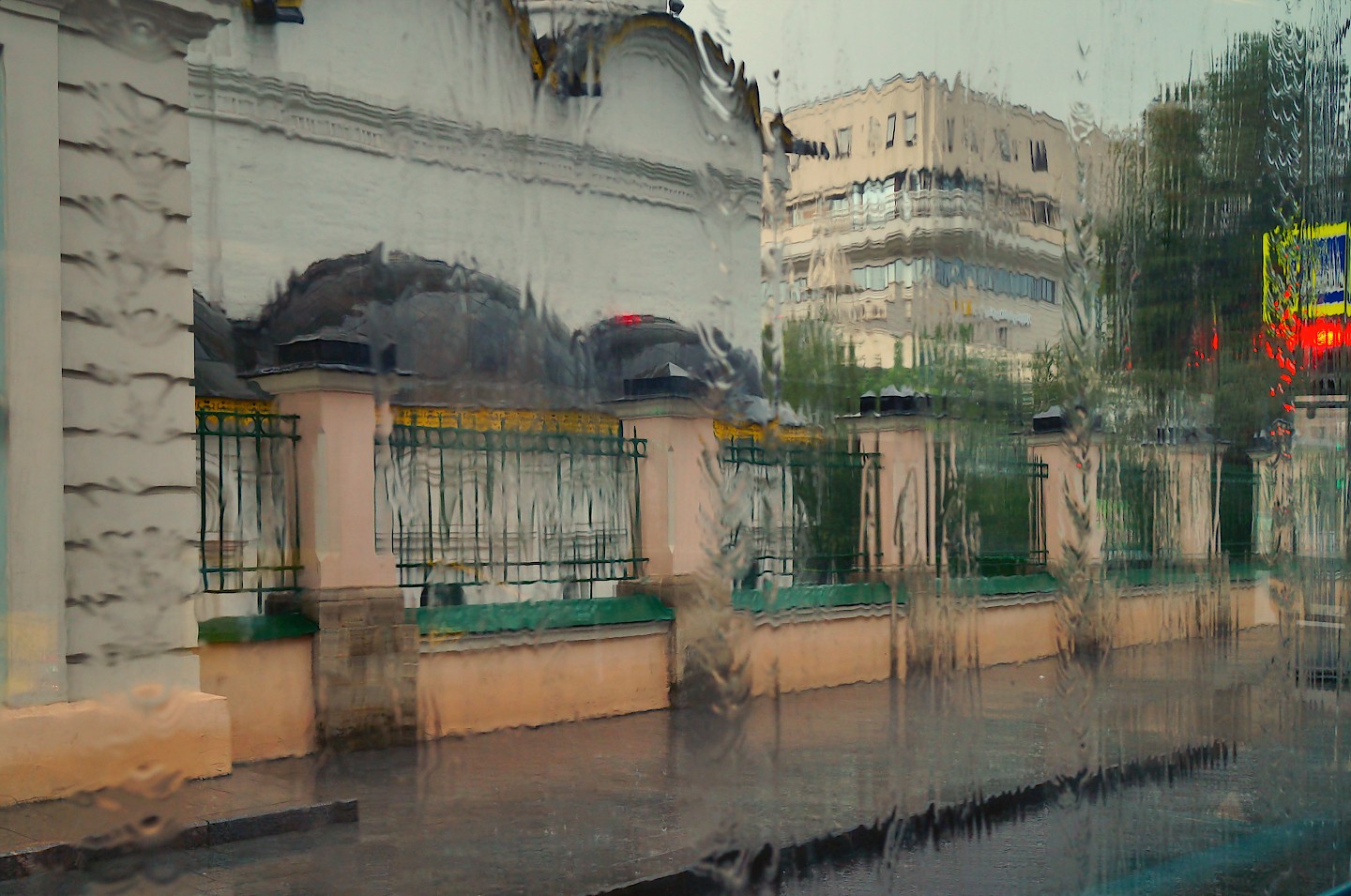 Фотография - Сквозь залитое дождём окно, автор - Юлия Гагинская